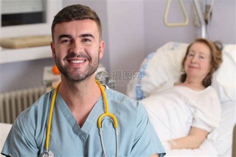 男护士站在医院女病人旁边高清图片下载-正版图片506426062-摄图网