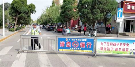 华阴交警大队“五进”活动展开节前交通安全宣传攻势（图）-交警风采-渭南政法网