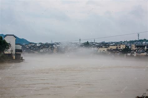 暴雨倾盆而下 广西桂林灌阳河流涨水公路损坏-广西高清图片-中国天气网