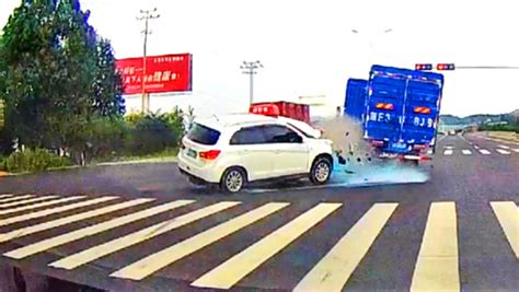 武汉藏龙大桥发生车祸，一奔驰车腾空翻起_凤凰网视频_凤凰网
