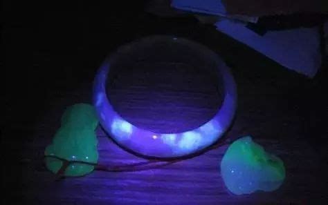 a货翡翠在紫光灯下图片是什么样 看看专业的鉴定方法 - 冰种玻璃种翡翠手镯挂件A货_翡翠原石种水等级划分鉴定价格多少钱，国翠世家珠宝