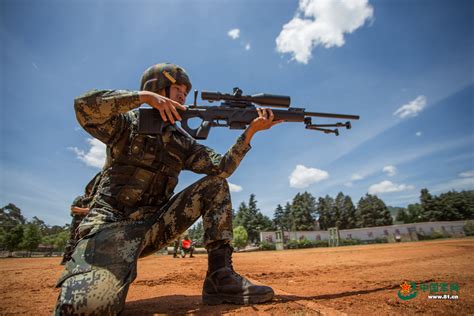 实拍：俄罗斯东部军区女兵持AK步枪参加战术射击比赛！_凤凰网视频_凤凰网
