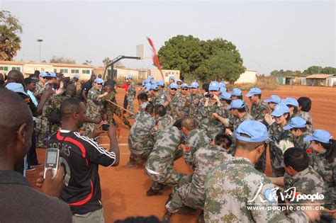 第七批赴南苏丹维和医疗队队员和难民营儿童过元旦_军事_中国网