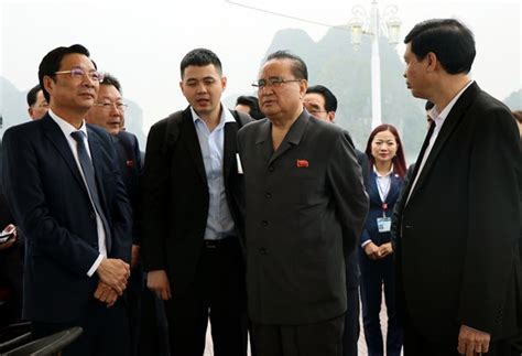 朝鲜劳动党高级领导代表团参观世界自然遗产下龙湾 | 时政 | Vietnam+ (VietnamPlus)