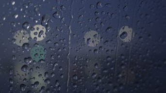 窗户上的雨滴慢慢滑落_3840X2160_高清视频素材下载(编号:8889383)_实拍视频_光厂(VJ师网) www.vjshi.com