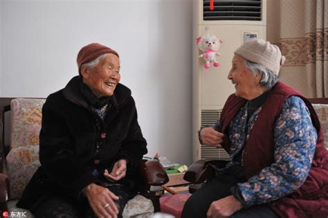 母亲节家属与老人在院里同乐_广西玉林市佰健养老服务有限公司