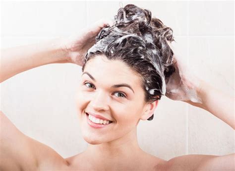 洗头的美女图片-年轻女子沐浴时用洗发水洗发素材-高清图片-摄影照片-寻图免费打包下载