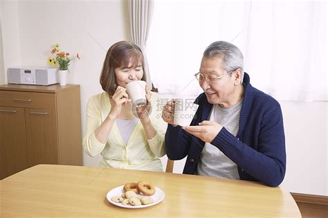 老年夫妇在品尝下午茶高清图片下载-正版图片502005153-摄图网