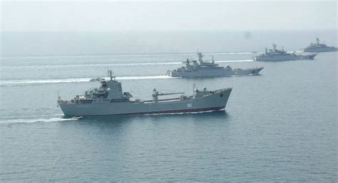 俄海军阅兵：今年接收约40艘舰艇配备高超音速武器_凤凰网