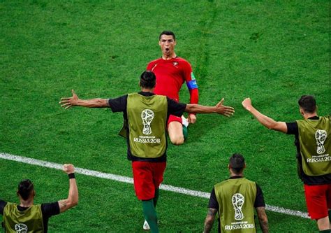 世界杯西班牙与葡萄牙之战开始疯狂，6次冲脑反转 C罗是神！_体育新闻_海峡网