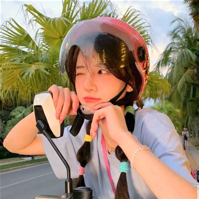 甜美女生真人头像戴帽子
