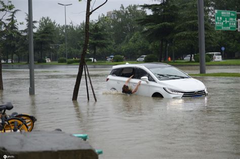 福建泉州遭遇强降雨 多辆汽车被淹熄火_新闻频道_中华网