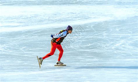慢动作低角度观看女子在溜冰场上练习花样滑冰/默里，犹他州，美国视频素材_ID:VCG42N1151005504-VCG.COM