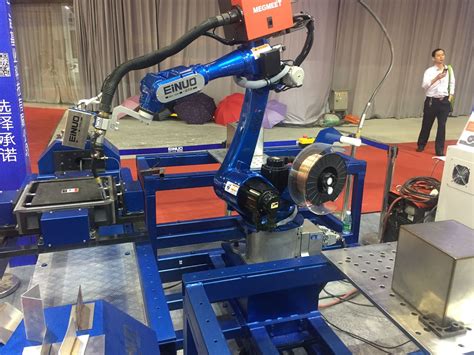 给焊接机器人装上眼睛——激光跟踪和激光寻位_焊缝跟踪-激光焊缝跟踪-唐山英莱科技有限公司