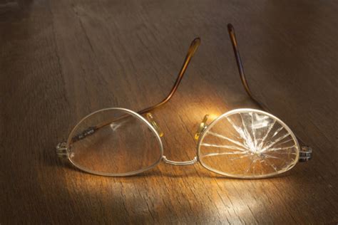 眼镜镜片碎了图片,镜片碎裂图片,眼镜镜片摔碎图片_大山谷图库