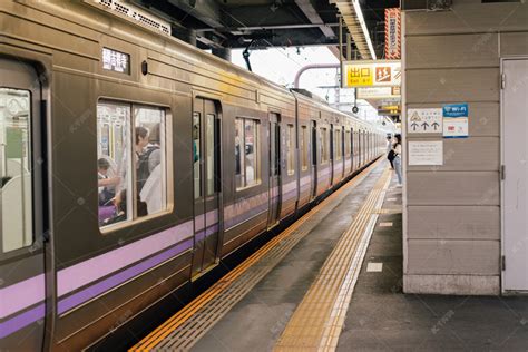 日本首都圈早高峰依旧：电车挤满上班人|东京|日本_新浪军事_新浪网