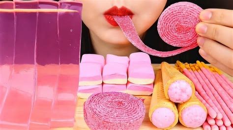 吃播：小姐姐吃粉色糖果甜品，看样子就很美味_腾讯视频