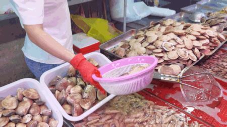 广州“最抵吃”海鲜市场，随处见1元1只生蚝，新鲜肥美