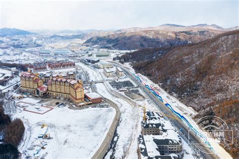 吉镜头丨航拍万峰通化滑雪度假区 雪道上演花式滑雪表演-中国吉林网