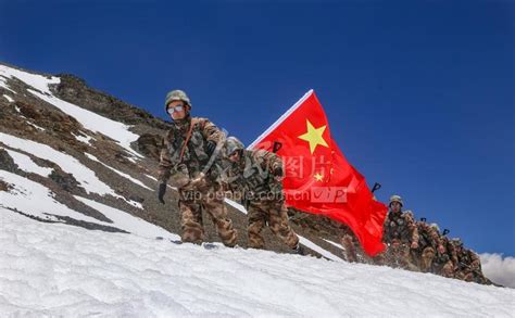 西藏阿里官兵踏雪巡逻 守卫边疆安全
