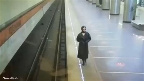 俄罗斯地铁站内一名神秘女子故意在监控前展露性感内衣_新浪新闻