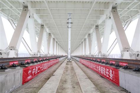 震撼！国内最大跨度公轨两用悬索桥，工人在百米高空"走猫步"_why地理-梨视频官网-Pear Video