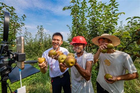 江西新余：“网红”驻村干部直播助农-人民图片网