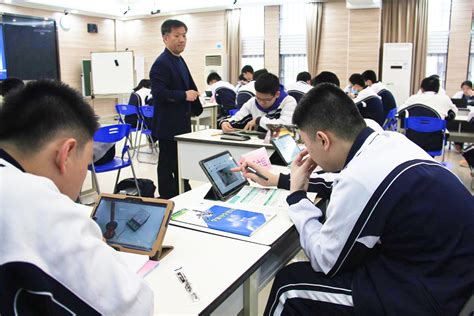 教育部发文“学生不带手机进校园”引热议，专家这样建议_深圳新闻网