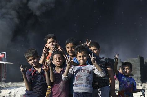 枪林弹雨下叙利亚儿童：童年何时无战争？(组图)_财经_环球网