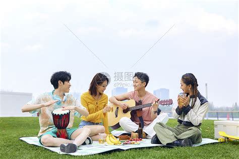 青年人户外野餐弹琴唱歌高清图片下载-正版图片507707788-摄图网