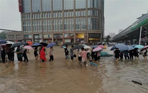 广州遭遇暴雨致水浸街 交通堵塞-图片频道