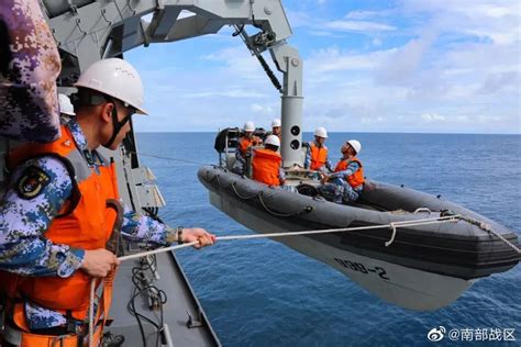 南部战区海军某登陆舰支队组织舰艇编队开展海上实战化训练