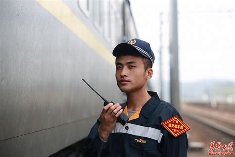90后检车员：铁路春运忙今年过年烦 - 焦点图 - 湖南在线 - 华声在线