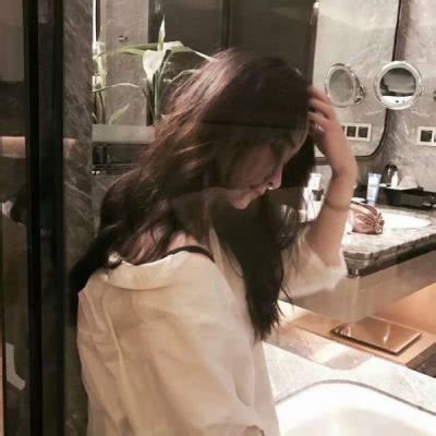 长发甜美女生侧脸头像