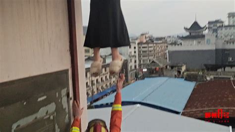 通知消防员来“收尸”后，柳州一女子身体悬空在酒店顶楼外……