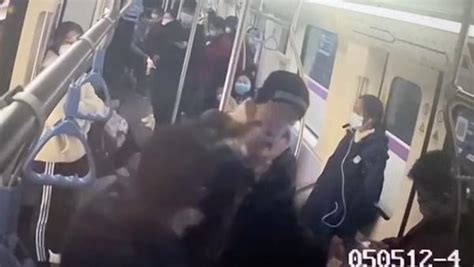 男子在上海地铁上手机外放，不听劝阻还动手打人_凤凰网视频_凤凰网
