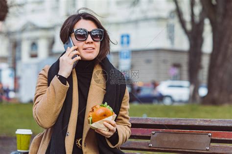 年轻美容企业女青年在市长席上吃快餐高清图片下载-正版图片506042901-摄图网