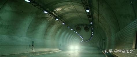 警示：大货车司机分神进隧道，直接冲上山坡_腾讯视频