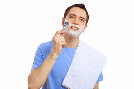 年轻人在洗澡时刮胡子他把剃胡刀递给胡子高清图片下载-正版图片502988291-摄图网