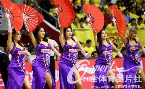 组图：CBA总决赛第二场 宝贝穿高开叉旗袍演绎中国风--体育--人民网