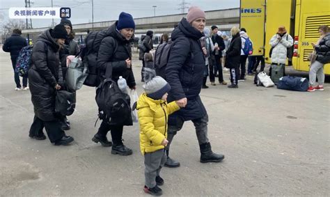 俄乌战争死亡人数升至198人，12万乌克兰难民逃离|界面新闻 · 天下
