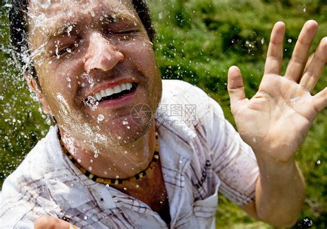 男性在玩水高清图片下载-正版图片501522362-摄图网