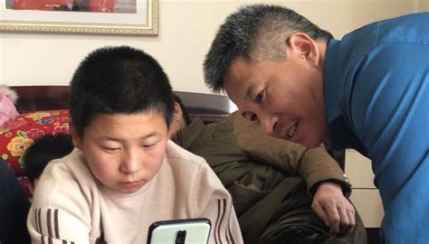 视频：父亲走丢，女儿滴米未进，在她最无助的时候，接到一个电话_深圳新闻网