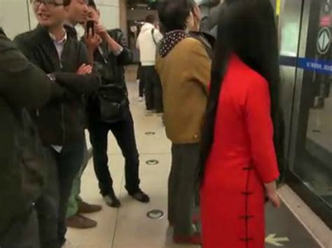 地铁上惊现红衣女鬼，看清容貌后吓得乘客不敢靠近|红衣|容貌|乘客_新浪新闻