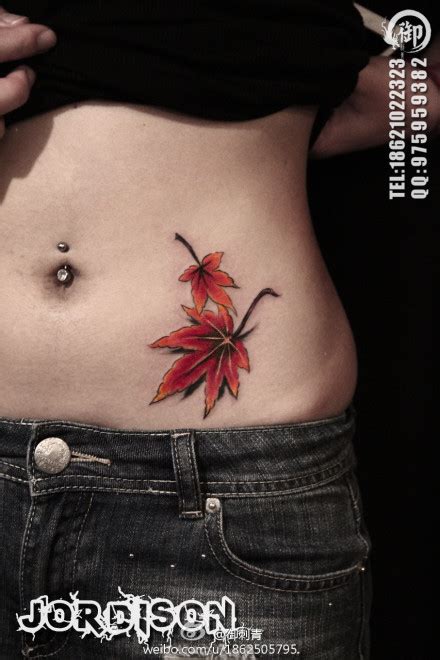 女生腹部潮流时尚的彩色枫叶纹身图案