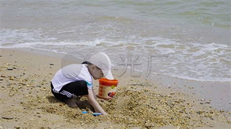 海边的父女傍晚父女挖沙亲子时光摄影图配图高清摄影大图-千库网