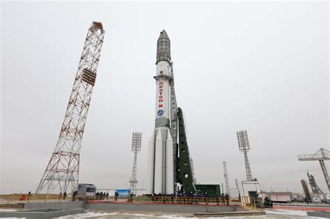 俄罗斯质子-M 运载火箭已经竖起 将于13日发射两颗快车通信卫星_凤凰网
