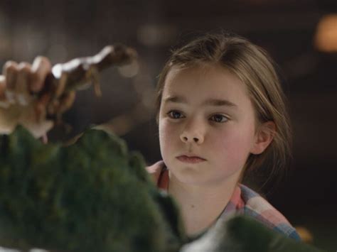《侏罗纪世界》12岁甜美童星绝美回归，如今颜值和演技都在线|侏罗纪世界|伊莎贝拉|侏罗纪公园_新浪新闻