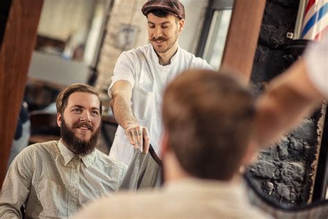 理发图片-在理发店理发的男性顾客素材-高清图片-摄影照片-寻图免费打包下载