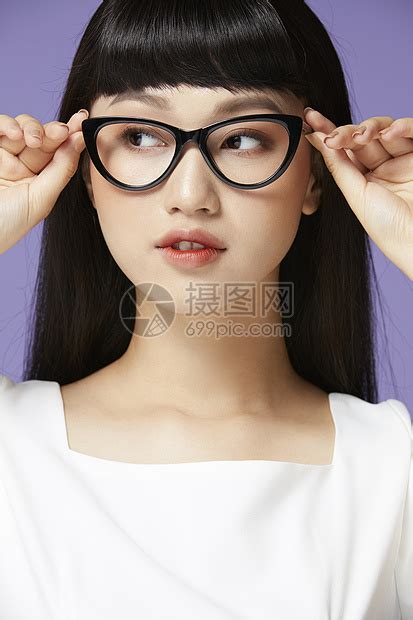 戴着黑框眼镜的职业女性形象高清图片下载-正版图片502283153-摄图网